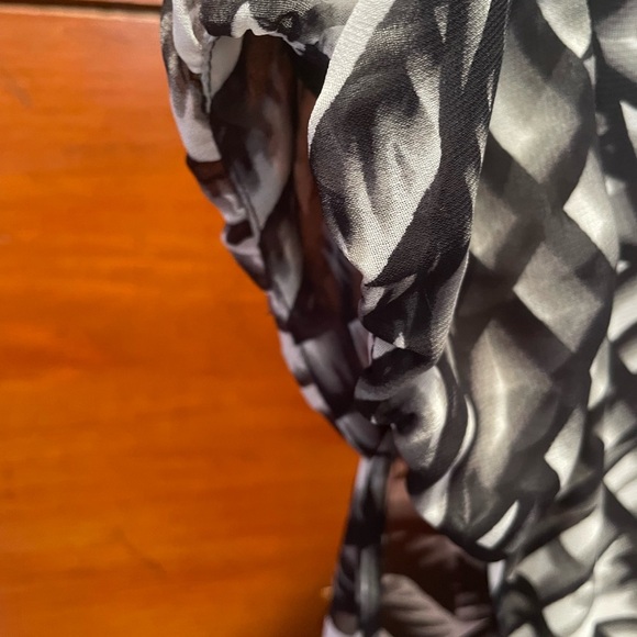 NWT Worthington Woman’s black and white abstract cap sleeve blouse size PL - Picture 6 of 8
